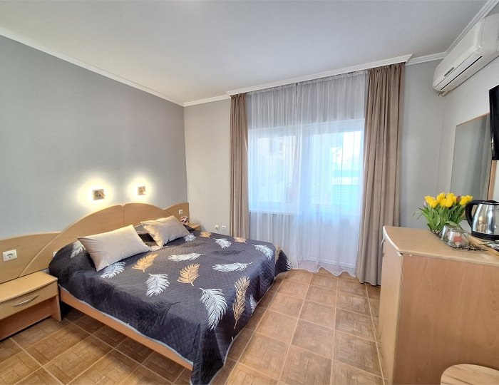 «ЗАКАТ» 12 СТАНДАРТНЫЙ ЧЕТЫРЕХМЕСТНЫЙ НОМЕР С ДВУСПАЛЬНОЙ КРОВАТЬЮ, ДВУСПАЛЬНЫЙ ДИВАН - Гостевой дом «Цитрус» Геленджик