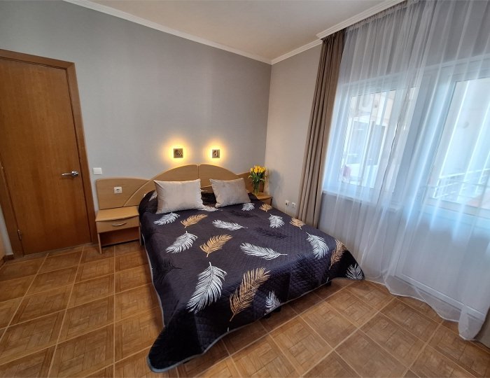 «ЗАКАТ» 12 СТАНДАРТНЫЙ ЧЕТЫРЕХМЕСТНЫЙ НОМЕР С ДВУСПАЛЬНОЙ КРОВАТЬЮ, ДВУСПАЛЬНЫЙ ДИВАН - Гостевой дом «Цитрус» Геленджик