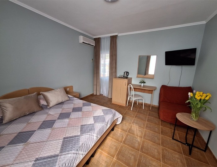 СТАНДАРТНЫЙ 13 ТРЕХМЕСТНЫЙ НОМЕР С ДВУМЕСТНОЙ КРОВАТЬЮ, РАСКЛАДНЫМ КРЕСЛОМ - Гостевой дом «Цитрус» Геленджик