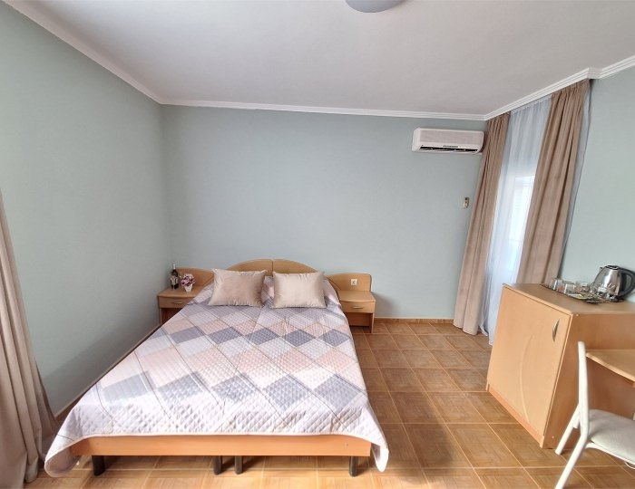 СТАНДАРТНЫЙ 13 ТРЕХМЕСТНЫЙ НОМЕР С ДВУМЕСТНОЙ КРОВАТЬЮ, РАСКЛАДНЫМ КРЕСЛОМ - Гостевой дом «Цитрус» Геленджик