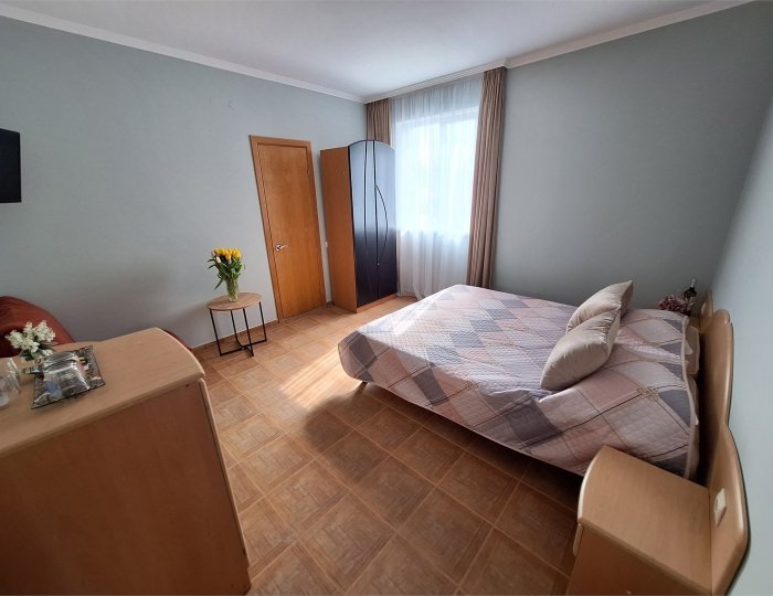 СТАНДАРТНЫЙ 13 ТРЕХМЕСТНЫЙ НОМЕР С ДВУМЕСТНОЙ КРОВАТЬЮ, РАСКЛАДНЫМ КРЕСЛОМ - Гостевой дом «Цитрус» Геленджик