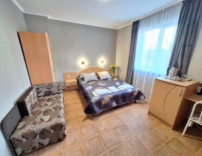 «ГОРОД» 15 СТАНДАРТНЫЙ ТРЕХМЕСТНЫЙ НОМЕР С ДВУСПАЛЬНОЙ КРОВАТЬЮ, ОДНОСПАЛЬНЫМ ДИВАНОМ - Гостевой дом «Цитрус» Геленджик