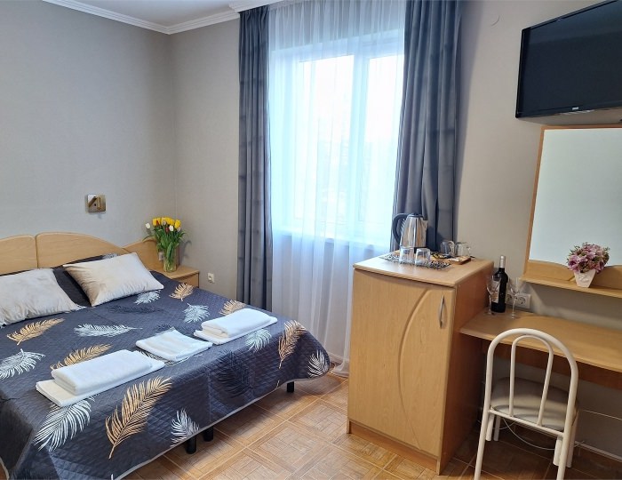 «ГОРОД» 15 СТАНДАРТНЫЙ ТРЕХМЕСТНЫЙ НОМЕР С ДВУСПАЛЬНОЙ КРОВАТЬЮ, ОДНОСПАЛЬНЫМ ДИВАНОМ - Гостевой дом «Цитрус» Геленджик