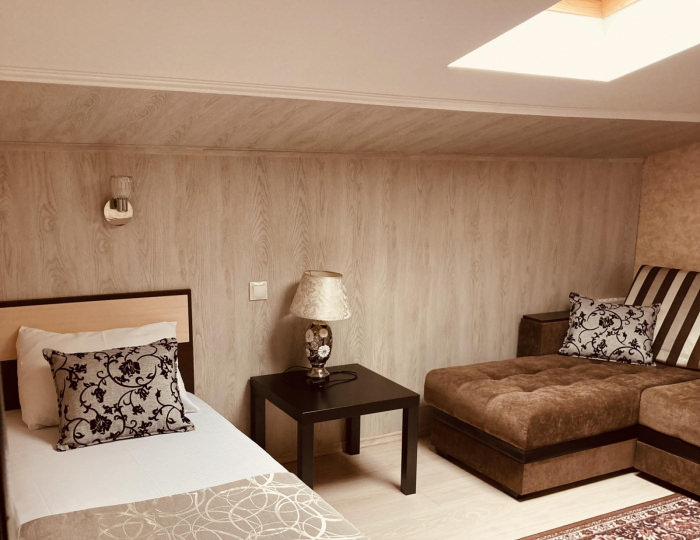 2-комнатная комната делюкс с 3 односпальными и 1 двуспальной кроватью (мансарда) - Гостевой дом «Любимый дом» Геленджик