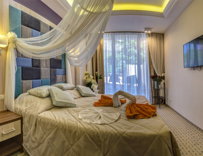 Люкс 2-местный 2-комнатный с ванной в спальне - Гостиничный комплекс «Новый Свет» Судак