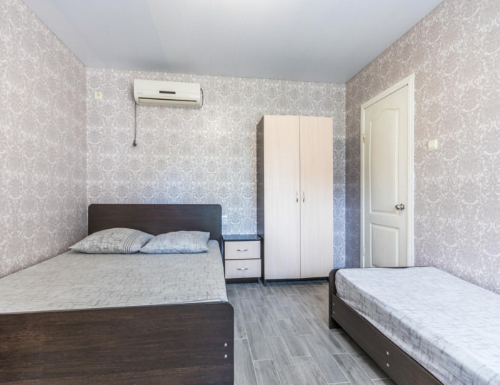 Комната стандарт с 1 односпальной и 1 двуспальной кроватью - Гостевой дом «Лагуна» Архипо-Осиповка