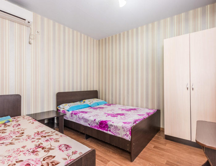 Комната эконом с 1 односпальной и 1 двуспальной кроватью - Гостевой дом «Лагуна» Архипо-Осиповка