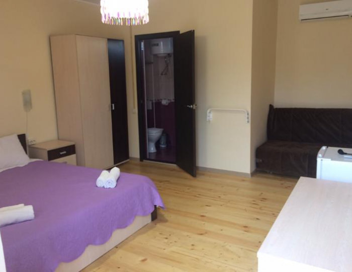 Номер стандарт семейный с 1 двуспальной кроватью - Мини-отель «Семь гор» Сухум Номер стандарт семейный с 1 двуспальной кроватью - Мини-отель «Семь гор» Сухум