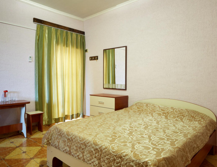 2-комнатный номер стандарт семейный с 3 односпальными и 1 двуспальной кроватью - Гостиница «Ультрамарин» Заозерное пгт