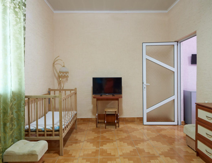 2-комнатный номер стандарт семейный с 3 односпальными и 1 двуспальной кроватью - Гостиница «Ультрамарин» Заозерное пгт