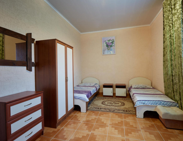 2-комнатный номер стандарт семейный с 3 односпальными и 1 двуспальной кроватью - Гостиница «Ультрамарин» Заозерное пгт