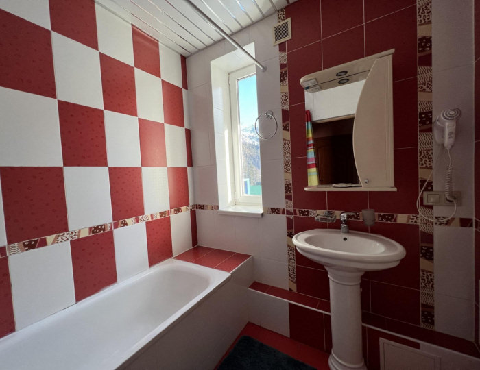 Номер полулюкс с 1 двуспальной кроватью - Загородный отель «Снежинка» Домбай