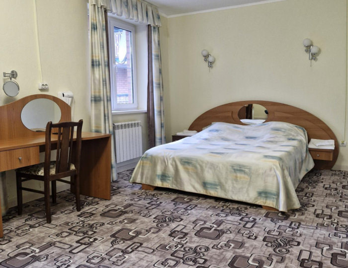 Номер полулюкс с 1 двуспальной кроватью и балконом - Загородный отель «Снежинка» Домбай