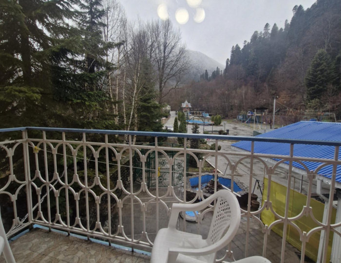 Номер полулюкс с 1 двуспальной кроватью и балконом - Загородный отель «Снежинка» Домбай