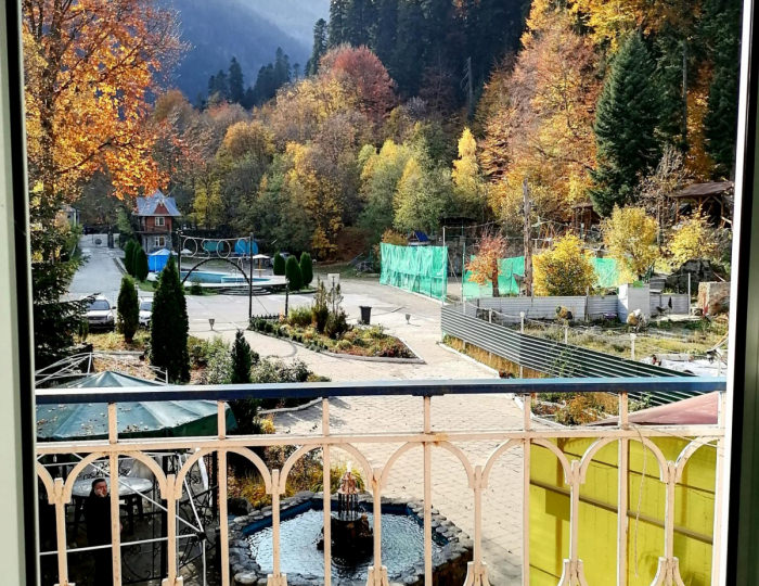 Номер полулюкс с 1 двуспальной кроватью и балконом - Загородный отель «Снежинка» Домбай