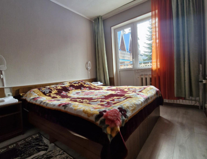 2-комнатный номер стандарт семейный с 1 двуспальной кроватью и балконом - Загородный отель «Снежинка» Домбай