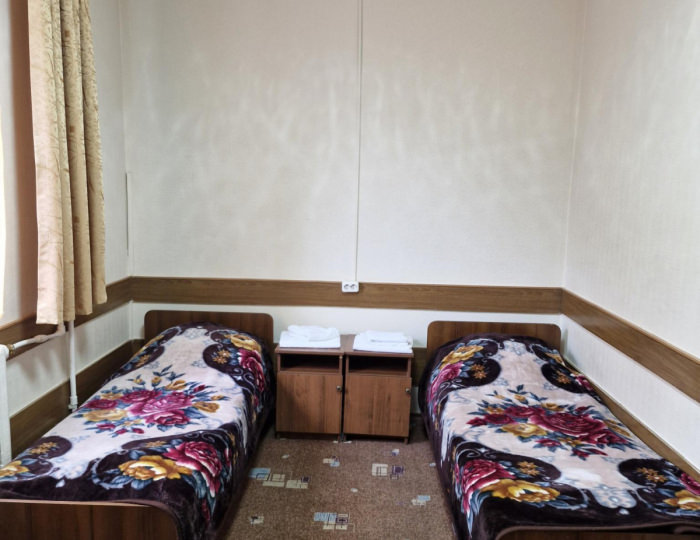 2-комнатный номер стандарт семейный с 2 односпальными кроватями - Загородный отель «Снежинка» Домбай