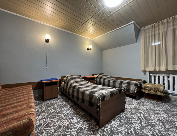 Номер стандарт эконом с 2 односпальными кроватями и балконом (удобства общие) - Загородный отель «Снежинка» Домбай