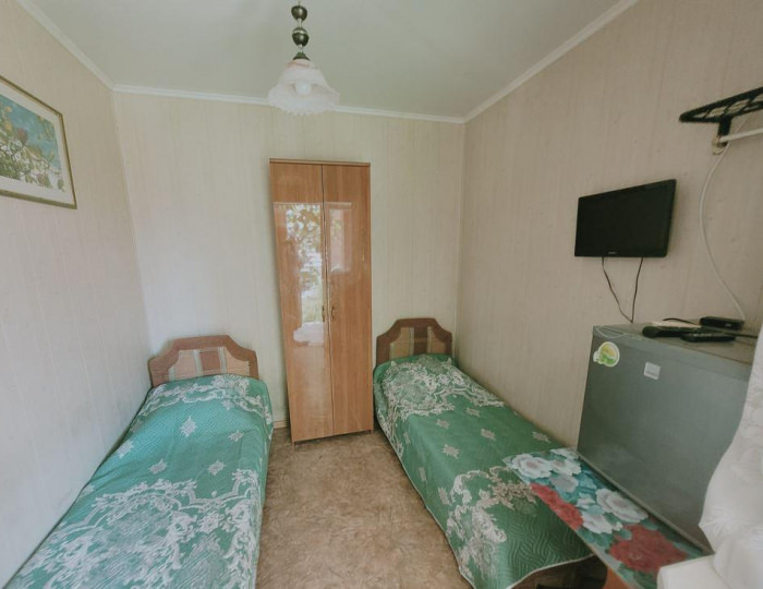 Комната эконом с 2 односпальными кроватями (общие удобства) - Гостевой дом «Друзья» Геленджик