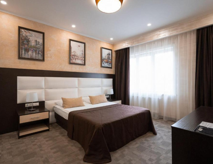 Номер стандарт улучшенный с 1 двуспальной кроватью (с завтраком) - Гостиница «Айсберг Премиум» Старый Оскол