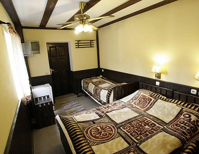 3-местный номер стандарт с 1 односпальной и 1 двуспальной кроватью - Отель «Баден-Баден» Архипо-Осиповка