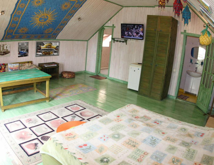 4-местный 1-комнатный номер люкс премиум с 2 односпальными и 1 двуспальной кроватью (с завтраком, мансарда) - Отель «Баден-Баден» Архипо-Осиповка