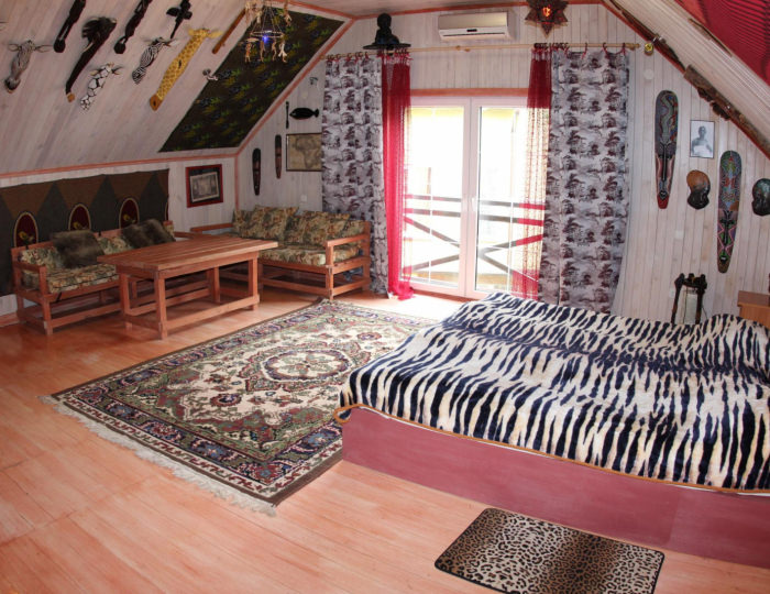 4-местный 1-комнатный номер люкс премиум с 2 односпальными и 1 двуспальной кроватью (с завтраком, мансарда) - Отель «Баден-Баден» Архипо-Осиповка