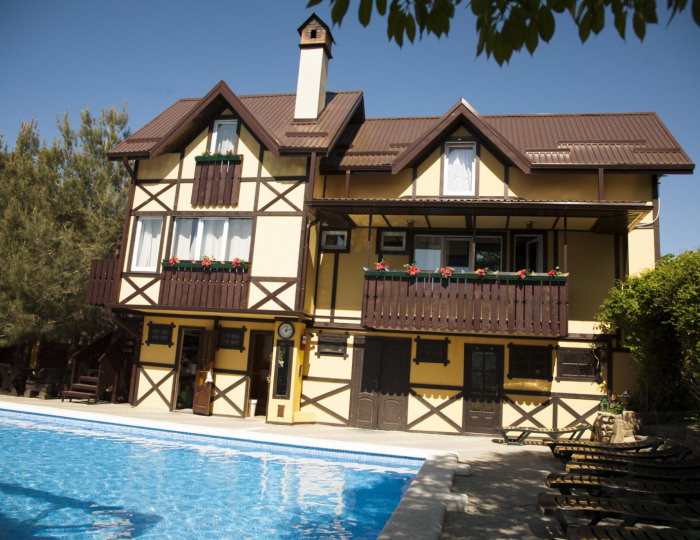 4-местный 2-комнатный коттедж улучшенный с 2 двуспальными кроватями - Отель «Баден-Баден» Архипо-Осиповка