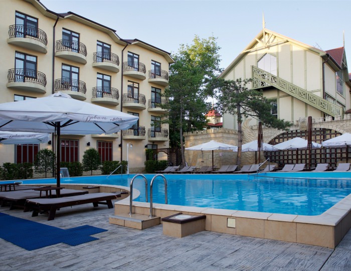 Бассейн у ресторана - Отель Resort & Spa Doville 5* / СПА отель Довиль 5*