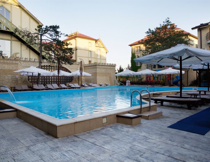 Бассейн у ресторана - Отель Resort & Spa Doville 5* / СПА отель Довиль 5*