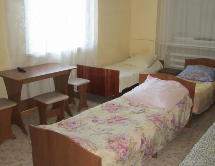 Кровать в 5-местном общем мужском номере - Гостевой дом «Виктория» Барнаул