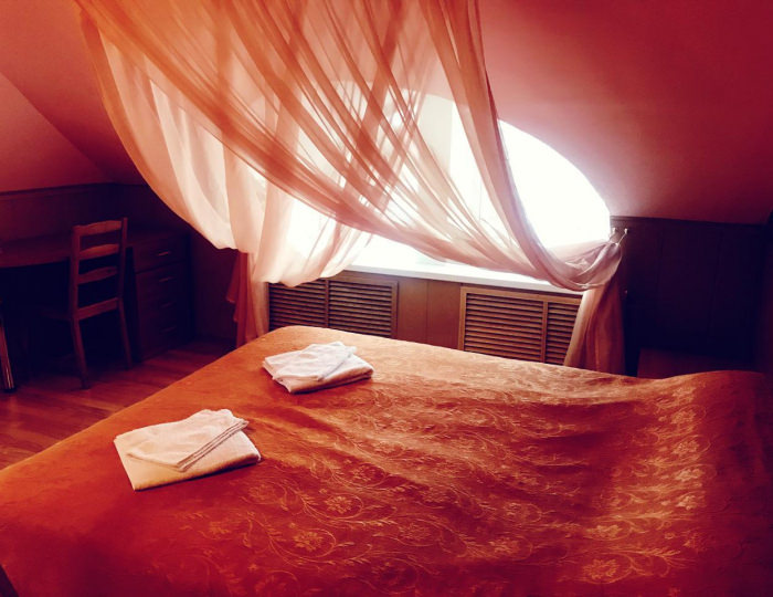 2-комнатный номер эконом с 1 двуспальной кроватью (с завтраком, мансарда) - Гостиница «Аристократ» Сергиев Посад