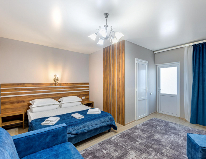 3-местный номер стандарт с 1 двуспальной кроватью и диваном - Гостевой дом «Яна» Геленджик