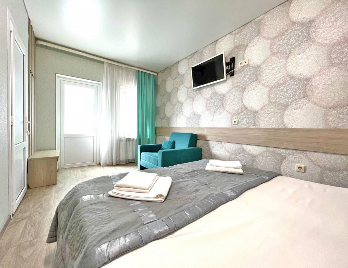 3-местный номер стандарт с 1 двуспальной кроватью и креслом - Гостевой дом «Яна» Геленджик