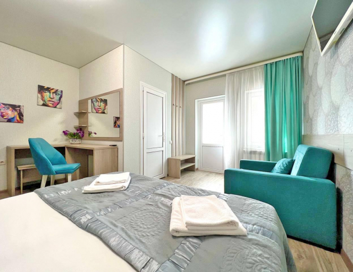 3-местный номер стандарт с 1 двуспальной кроватью и креслом - Гостевой дом «Яна» Геленджик
