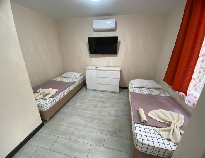 Комната стандарт с 2 односпальными и 1 двуспальной кроватью - Гостевой дом «На Тургенева» Геленджик