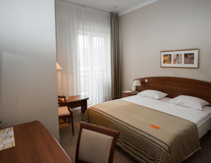 Номер стандарт с 1 двуспальной кроватью и балконом (с завтраком) - Гостиница HELIOPARK Residence / Гелиопарк Резиденс Пенза