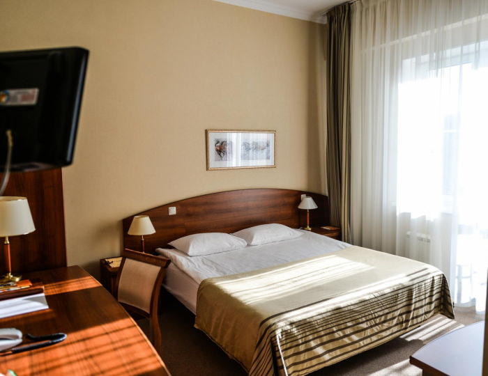 Номер стандарт с 1 двуспальной кроватью и балконом (с завтраком) - Гостиница HELIOPARK Residence / Гелиопарк Резиденс Пенза