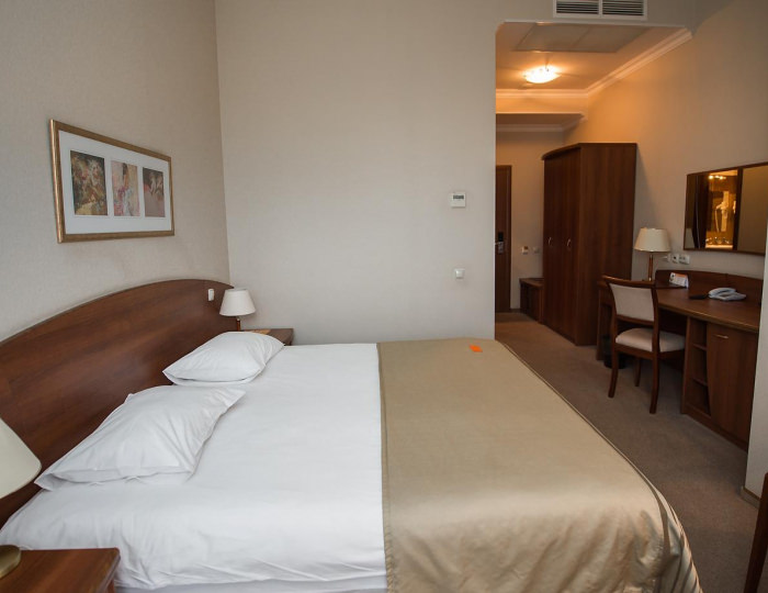 Номер стандарт с 1 двуспальной кроватью и балконом (с завтраком) - Гостиница HELIOPARK Residence / Гелиопарк Резиденс Пенза