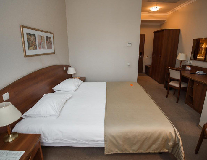 Номер стандарт с 1 двуспальной кроватью и балконом - Гостиница HELIOPARK Residence / Гелиопарк Резиденс Пенза