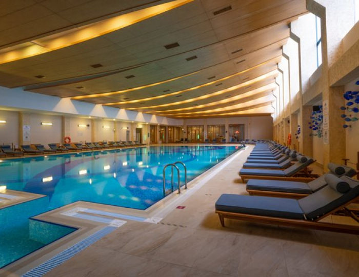 Крытый бассейн - Отель Марриотт Красная Поляна / Sochi Marriott Krasnaya Polyana