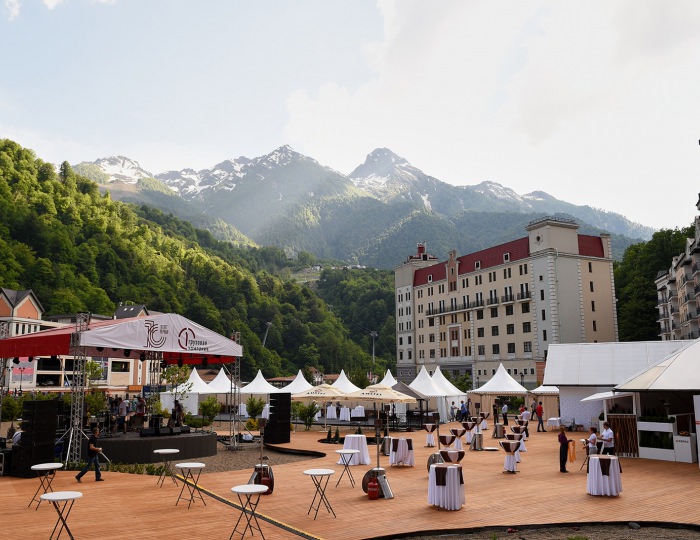 Открытая площадка - Отель Рэдиссон Роза Хутор / Radisson Rosa Khutor