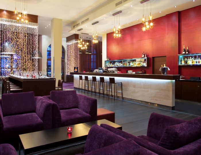 Зал ресторана Black Bar & Grill - Отель Рэдиссон Роза Хутор / Radisson Rosa Khutor