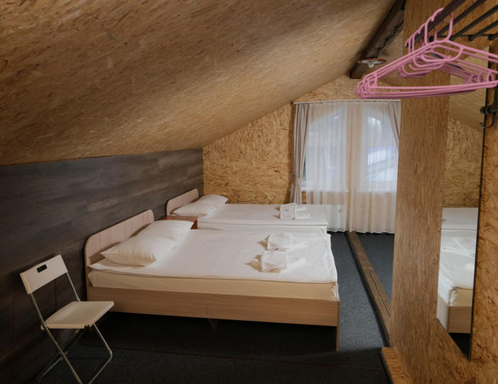 Номер комфорт с 1 односпальной и 2 двуспальными кроватями (мансарда) - Отель «Сибирь» Шерегеш
