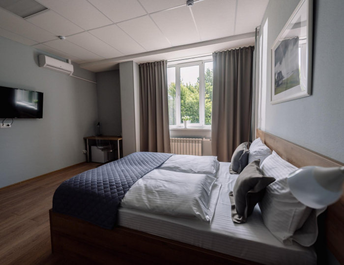 Номер стандарт улучшенный с 1 двуспальной кроватью (с полупансионом) - Отель «Стандарт» Смоленск