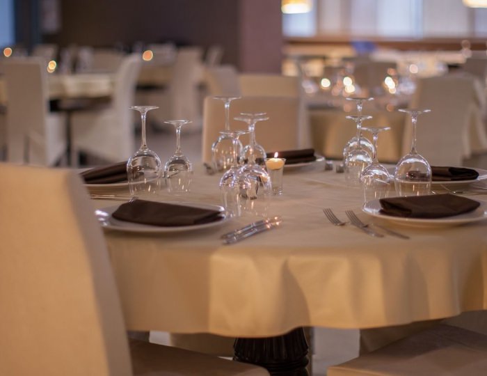 Зал в ресторане «Eclair» - Отель Sea Galaxy Hotel Congress & SPA / Си Гэлакси