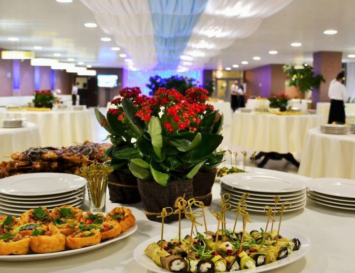 Зал в ресторане «Eclair» - Отель Sea Galaxy Hotel Congress & SPA / Си Гэлакси