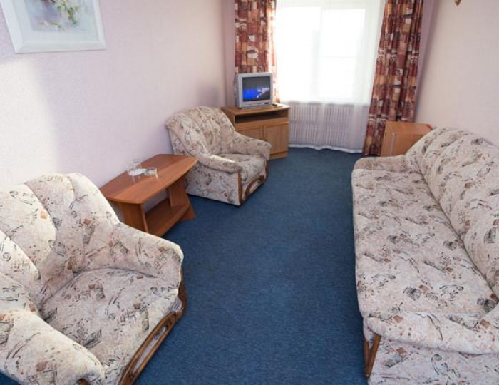 Двухкомнатный номер Доступный с диваном (с завтраком) - Отель «Улыбка» Старый Оскол