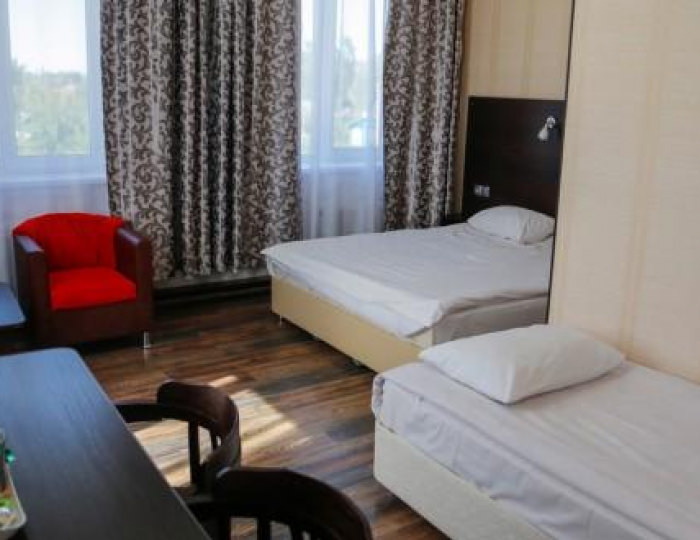 Номер стандарт семейный с 1 односпальной и 1 двуспальной кроватью (с завтраком) - Отель «Пушкинъ» Псков