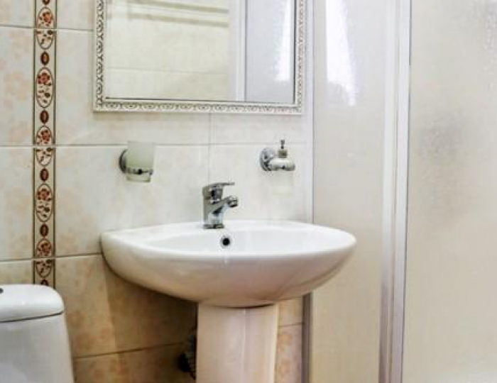 Номер стандарт семейный с 1 односпальной и 1 двуспальной кроватью (с завтраком) - Отель «Пушкинъ» Псков